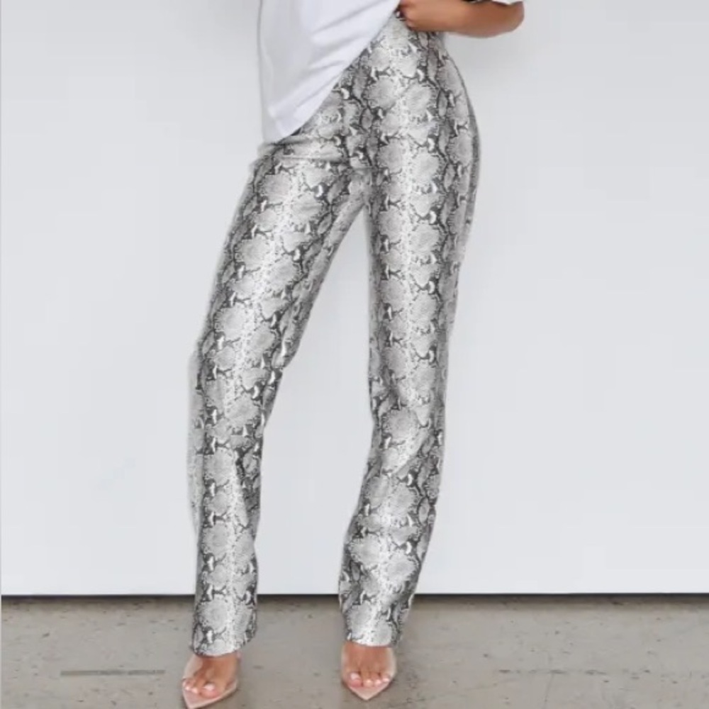 NWT white fox boutique size XS, snake straight leg pants